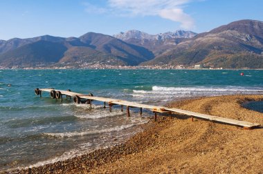 Sahil Kotor Koyu'ndaki bir güneşli kış gününde. Tivat city yakınındaki Karadağ, Adriyatik Denizi, Kotor Körfezi