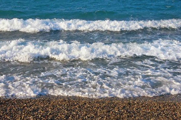 Οριζόντιες Γραμμές Λευκό Κύματα Μια Παραλία Βότσαλα Μια Ηλιόλουστη Ημέρα — Φωτογραφία Αρχείου