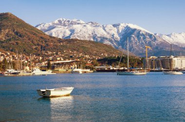 Güzel kış Akdeniz manzara. Karadağ, Adriyatik Denizi, Kotor Körfezi. Lovcen karla kaplı dağ ve şehir Tivat görünümü