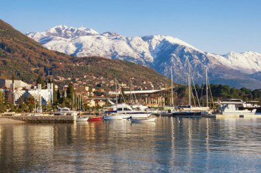 Güzel kış Akdeniz manzara. Karadağ, Adriyatik Denizi, Kotor Körfezi. Karla kaplı doruklarına Lovcen dağ and Tivat şehir görünümünü