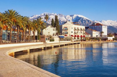 Güzel Mediterranean güneşli kış gününde manzara. Karadağ, Kotor Körfezi. Tivat şehir ve karlı Lovcen dağ doruklarına çıkabilir