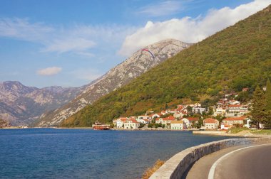 Güzel Mediterranean Peyzaj Sonbahar güneşli günde. Karadağ, Kotor Koyu'nun Verige Boğazı, Lepetane Köyü