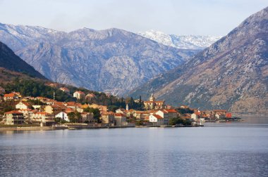 Güzel Mediterranean manzara kış gününde. Karadağ, Adriyatik Denizi, Kotor Koyu'nun kasabasında Prcanj görüntülemek