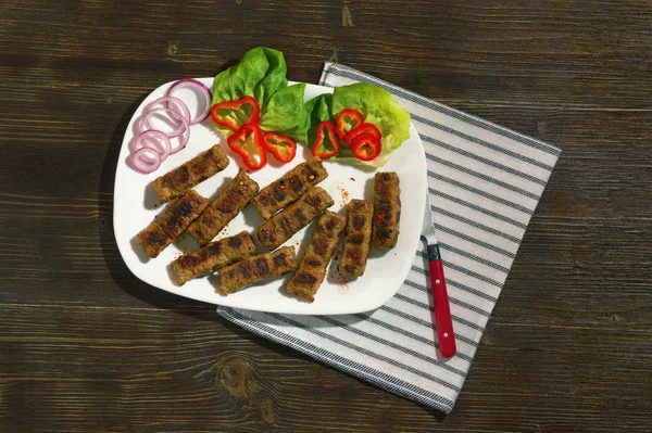 Балканская Кухня Cevapi Жареное Блюдо Фаршированного Мяса Овощами Тёмный Деревенский — стоковое фото
