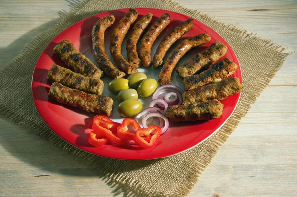 Балканская Кухня Cevapi Kobasica Жареное Блюдо Фарша Красной Тарелке Деревенском — стоковое фото