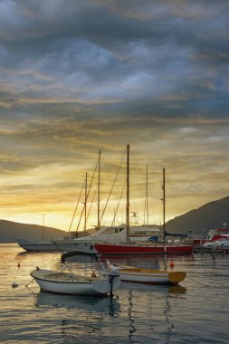 Gün batımı. Güzel Mediterranean peyzaj gemilerde su ile. Karadağ, Adriyatik Denizi, Körfezi Kotor, Tivat, Seljanovo Köyü