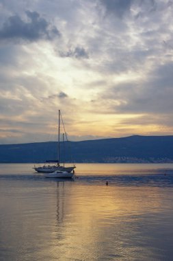 Afterglow. Güzel bir akşam manzara su yansıması ile. Karadağ, Adriyatik Denizi, Kotor Körfezi