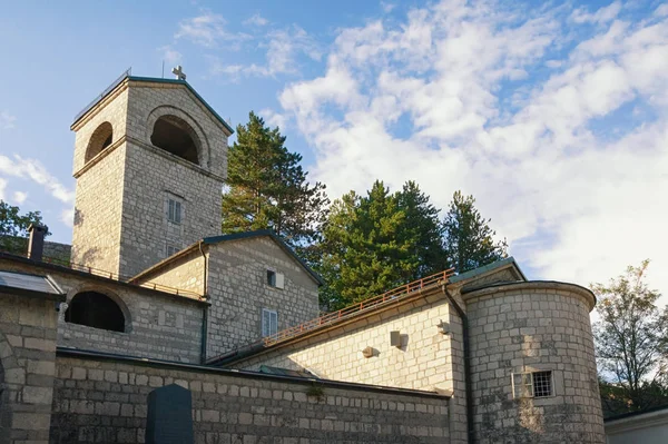 宗教建築 モンテネグロ 古いツェティニェ修道院 セルビア正教会の修道院の眺め — ストック写真
