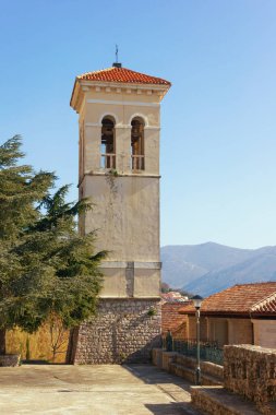 Görünümü Bell Jerome Kilisesi kule güneşli kış günü. Eski şehir Herceg Novi, Karadağ