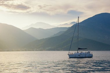 Güzel Mediterranean manzara yaz akşamı. Karadağ, Adriyatik Denizi, Kotor Koyu'nun Tivat