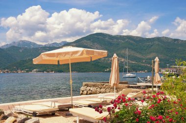 Yaz plaj tatil. Akdeniz güzel manzara. Tivat city yakınındaki Karadağ, Adriyatik Denizi, Kotor Körfezi