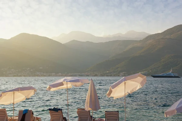 Letní beach dovolenou. Krásné středomořské krajiny na slunečný večer. Černá Hora, Jaderské moře, zálivu Kotoru, Tivatu — Stock fotografie