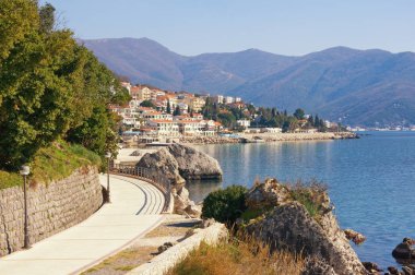 Akdeniz güzel manzara. Karadağ. Setin Herceg Novi şehrin görünümünü güneşli kış gününde