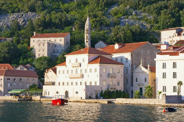 Visa gamla stan av Perast med antika sten palats, Bell tower av kyrkan av vår fru av Rosenkransen, St. Markuskyrkan. Montenegro — Stockfoto