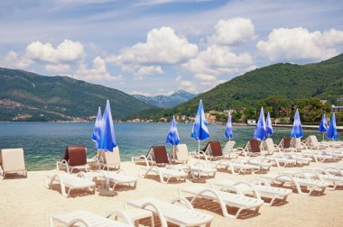 Yaz plaj tatil. Güzel yaz Akdeniz manzara. Kotor Körfezi Karadağ, Adriyatik Denizi, görünümünü Tivat city yakınındaki