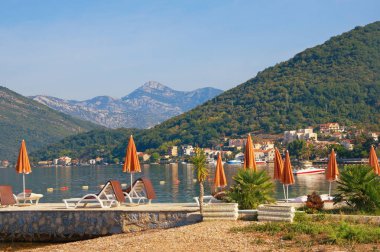 Yaz plaj tatil. Güzel güneşli Akdeniz manzara. Karadağ, Adriyatik Denizi, Kotor Koyu'nun Tivat şehir