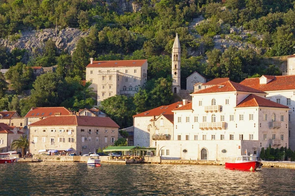 Utsikt över gamla stan i Perast från havet på solig sommardag. Montenegro, Adriatiska havet, fjärden av Kotor — Stockfoto