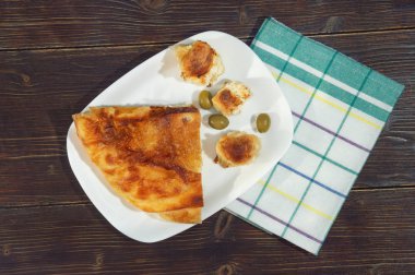 Balkan mutfağı. Burek peynir, popüler Ulusal çanak ile. Düz yatıyordu. Rustik koyu arka plan
