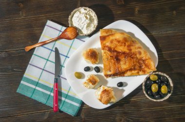 Bureks peynirli - Ulusal çanak, Balkanlar'da popüler. Kajmak küçük tabak içinde. Düz yatıyordu. Rustik koyu arka plan