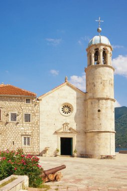 Dini mimari. Görünümü, eski kilise Our Lady kayaların (Gospa od Skrpjela) gün güneşli yaz. Karadağ, Kotor Körfezi