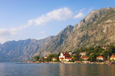 Akdeniz güzel manzara. Karadağ, Adriyatik Denizi. Kotor Körfezi ve sahil Dobrota kasabası görünümünü gün güneşli yaz  
