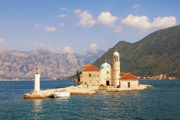 Vista de la Bahía de Kotor y la Isla de Nuestra Señora de las Rocas (Gospa od Skrpjela) en el soleado día de verano. Montenegro —  Fotos de Stock