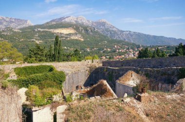Karadağ 'daki eski Tahkimatlar. Herceg Novi kentinde Spanjola Kalesi (Ispanyol Kalesi) görünümü