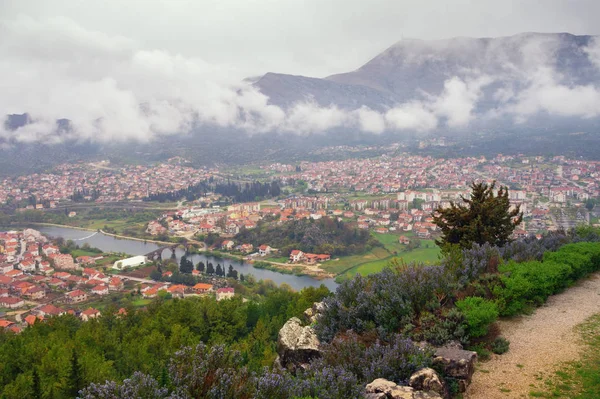 Pohled na město Trebinje a na řeku Trebisnjica z kopce Crkvina na mlhavém dni. Bosna a Hercegovina — Stock fotografie