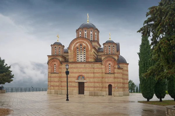 Vista de Hercegovacka Gracanica - monasterio ortodoxo serbio - en días de lluvia. Trebinje, Bosnia y Herzegovina — Foto de Stock