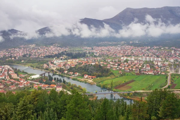 Pohled na město Trebinje a řeku Trebisnjica z kopce Crkvina za deštivého jarního dne. Bosna a Hercegovina, srbská republika — Stock fotografie