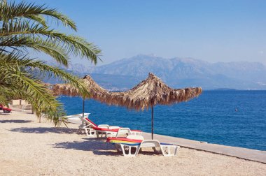 Yaz plaj tatili. Plaj şemsiyeleri ile güneşli Akdeniz manzara. Karadağ, Adriyatik Denizi, Kotor Körfezi, Herceg Novi