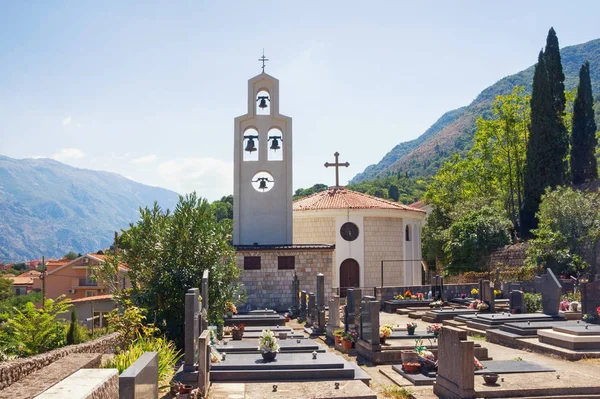 Iglesia con cementerio. Montenegro, iglesia ortodoxa de San Pedro de Cetinje (Svetog Petra Cetinjskog) en Prcanj ciudad — Foto de Stock