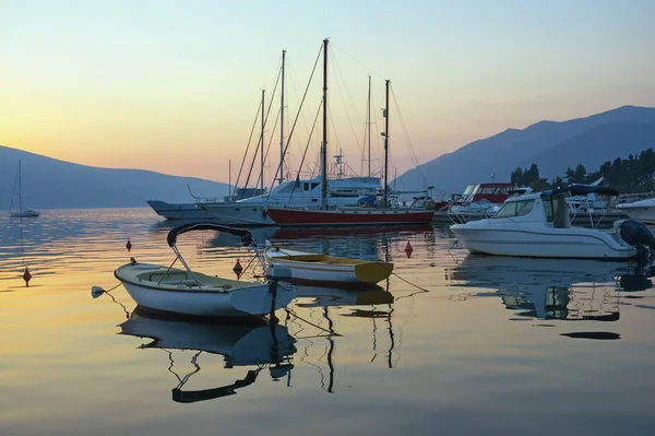 Прекрасный вечерний средиземноморский пейзаж с лодками на воде. Черногория — стоковое фото
