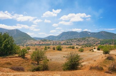 Güneşli bir günde bir dağ vadisinin yaz manzarası. Dinaric Alpleri, Bosna-Hersek, Sırp Cumhuriyeti, Zubacko polje