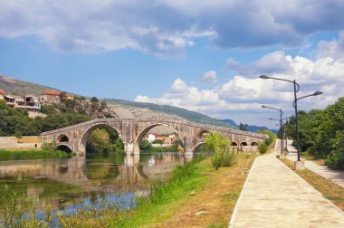 Eski taş köprü ile güzel yaz manzara. Bosna-Hersek, Trebisnjica nehri manzarası, Trebinje şehri ve Arslanagiç (Perovic) Köprüsü'nün dolgusu