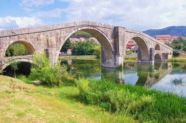 Antik taş köprü. Bosna-Hersek, Trebinje şehri. Arslanagic (Perovic ) Trebisnjica Nehri Üzerinde Köprü Manzarası