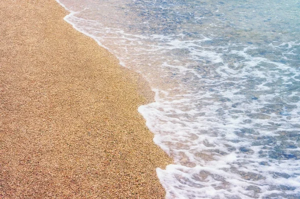 Piaszczysta plaża w spokojnym dniu. Czarnogóra, Morze Adriatyckie, Zatoka Kotor — Zdjęcie stockowe