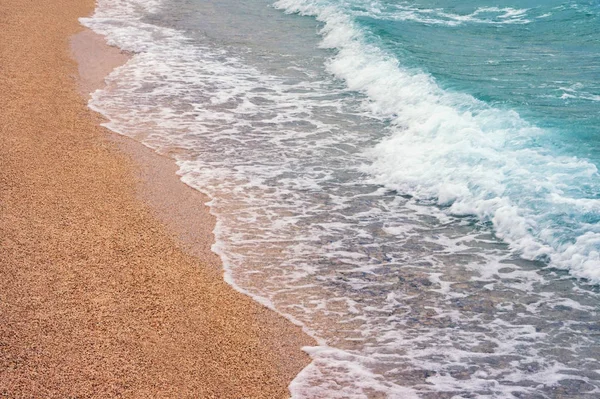 Acene em uma praia de areia em um dia calmo. Montenegro, Mar Adriático, Baía de Kotor — Fotografia de Stock