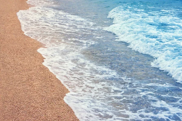 Κύμα σε μια αμμώδη παραλία. Μαυροβούνιο, Αδριατική θάλασσα, Κόλπος Κότορ — Φωτογραφία Αρχείου