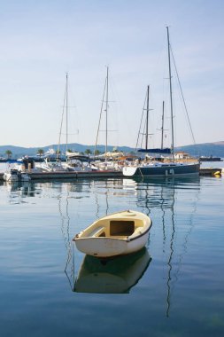 Sudaki tekneler. Tivat şehri yakınlarındaki Kotor Körfezi manzarası. Karadağ, Adriyatik Denizi