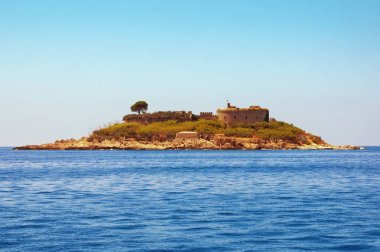 Eski kaleli küçük Mamula adası. Karadağ, Adriyatik Denizi