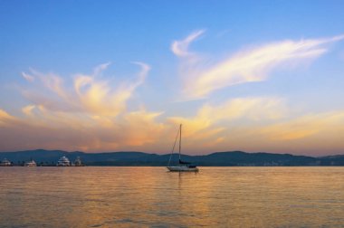 Afterglow. Güzel akşam manzarası. Karadağ, Adriyatik Denizi, Kotor Körfezi manzarası