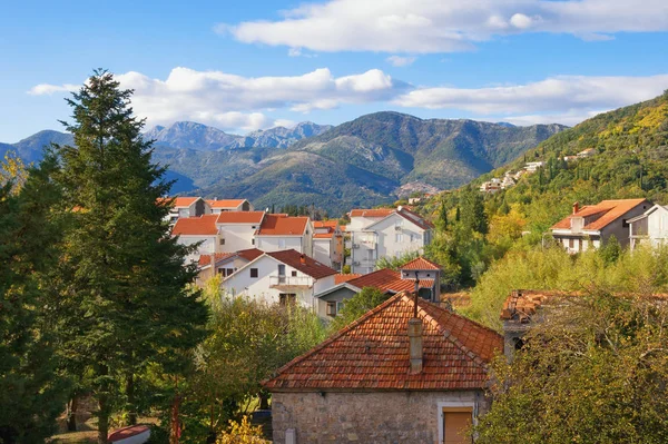 Nádherná horská krajina za slunečného dne. Černá Hora, Tivat, vesnice Seljanovo — Stock fotografie