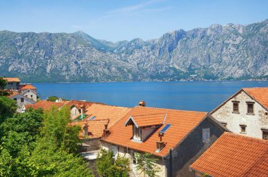 Güzel yaz Akdeniz manzara. Karadağ, Adriyatik Denizi. Kotor Körfezi ve Prcanj kasabasının kırmızı çatıları görünümü