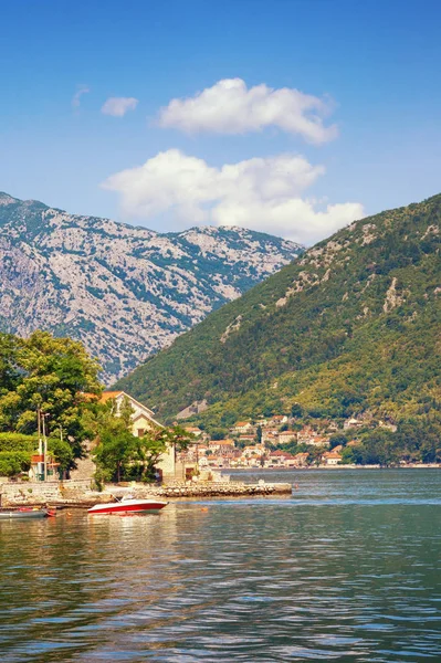 Ηλιόλουστη καλοκαιρινή μέρα στην Αδριατική ακτή. Μαυροβούνιο, θέα στο χωριό Κόλπος Κότορ και στολίδι — Φωτογραφία Αρχείου