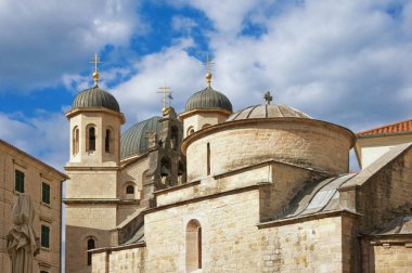 Dini mimari. Karadağ. Kotor Eski Kenti, Unesco-Dünya Mirası Alanı. St Luke Kilisesi ve Aziz Nikolaos Kilisesi Kubbeleri 