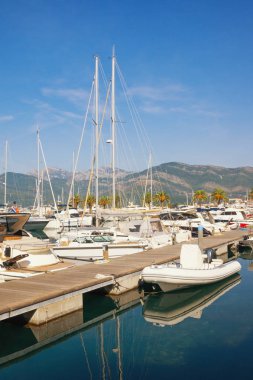 Güneşli bir sonbahar gününde Porto Montenegro yat marinası manzarası. Karadağ, Adriyatik Denizi, Kotor Körfezi, Tivat kenti