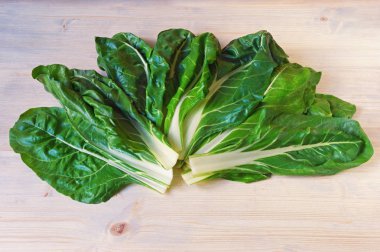 Balkan mutfağı. Blitva ( pazı yaprakları ) - popüler yapraklı sebzeler - rustik arka plan üzerinde