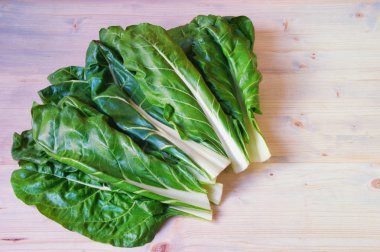 Balkan mutfağı. Blitva ( pazı yaprakları ) - popüler yapraklı sebzeler. Beyaz rustik arka plan, metin için boş alan