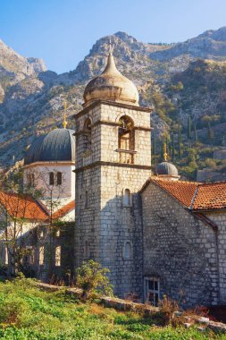 Dini mimari. Karadağ, Kotor Eski Şehir - Unesco Dünya Mirası alanı. Aziz Nikolaos Ortodoks Kilisesi Kubbeleri ve St. Clare Kilisesi'nin çan kulesi, Şehir Duvarı'ndan görünümü  